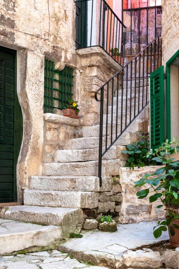 Monterosso City Center Ровин Екстериор снимка